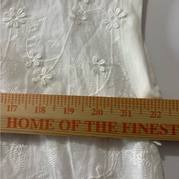 Beautiful Adrianna Papell White 3D Floral Embroidered Boxy Cap Sleeve Blouse. M - Picture 7 of 16